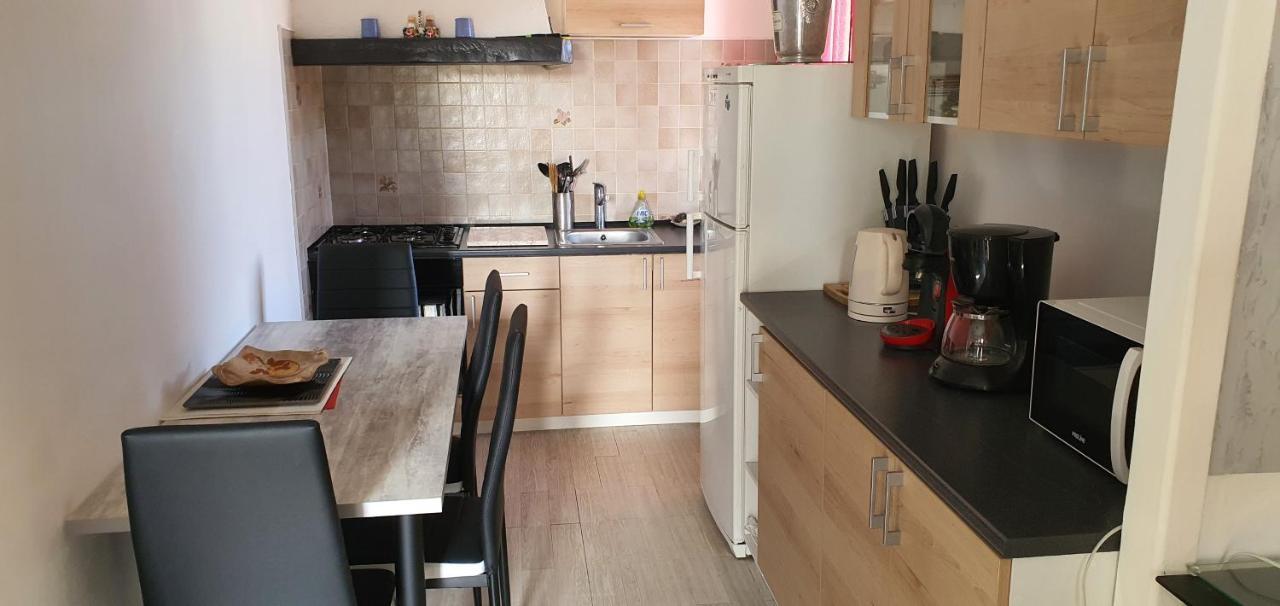 Bien Equipe 2 Lit 2 Place, Canape Lit, 5 Personnes, Terrasse Bien Equipe, Planchas, Parking Gratuit Sur Place, A Proximite De Commerce Et De Cure Thermal, Cadarache ,forcalquier, Gorge Du Verdon , Moustier, Montagne De * Volx