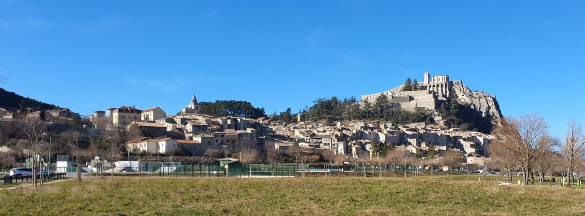 Appartement Bien Equipe 2 Lit 2 Place, Canape Lit, 5 Personnes, Terrasse Bien Equipe, Planchas, Parking Gratuit Sur Place, A Proximite De Commerce Et De Cure Thermal, Cadarache ,forcalquier, Gorge Du Verdon , Moustier, Montagne De Volx