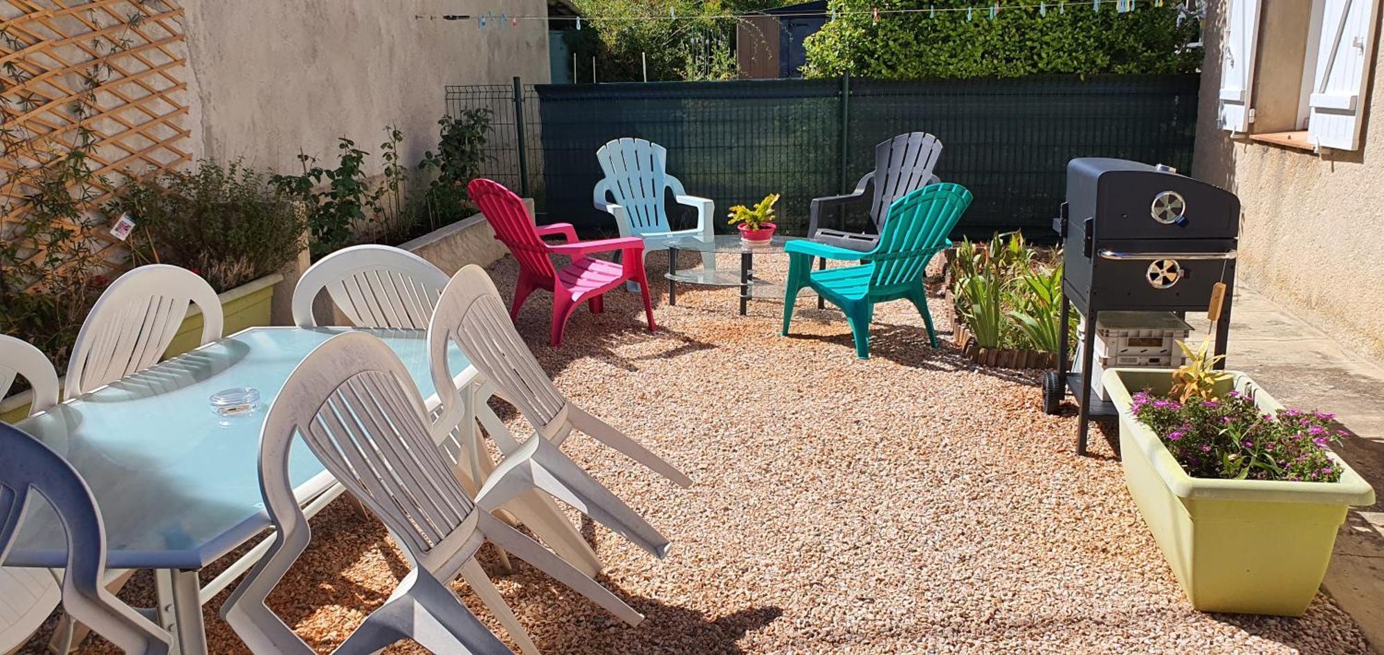 Bien Equipe 2 Lit 2 Place, Canape Lit, 5 Personnes, Terrasse Bien Equipe, Planchas, Parking Gratuit Sur Place, A Proximite De Commerce Et De Cure Thermal, Cadarache ,forcalquier, Gorge Du Verdon , Moustier, Montagne De