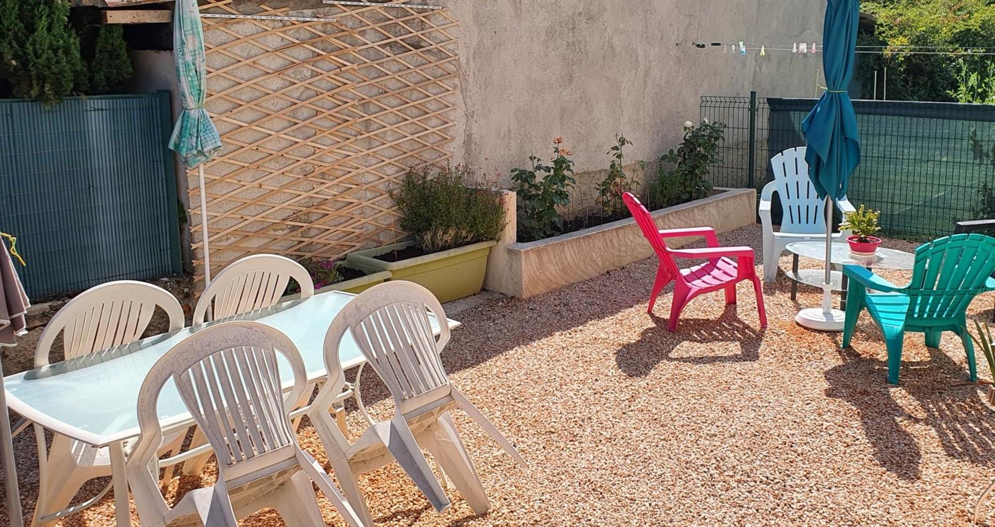 Bien Equipe 2 Lit 2 Place, Canape Lit, 5 Personnes, Terrasse Bien Equipe, Planchas, Parking Gratuit Sur Place, A Proximite De Commerce Et De Cure Thermal, Cadarache ,forcalquier, Gorge Du Verdon , Moustier, Montagne De Appartement Volx