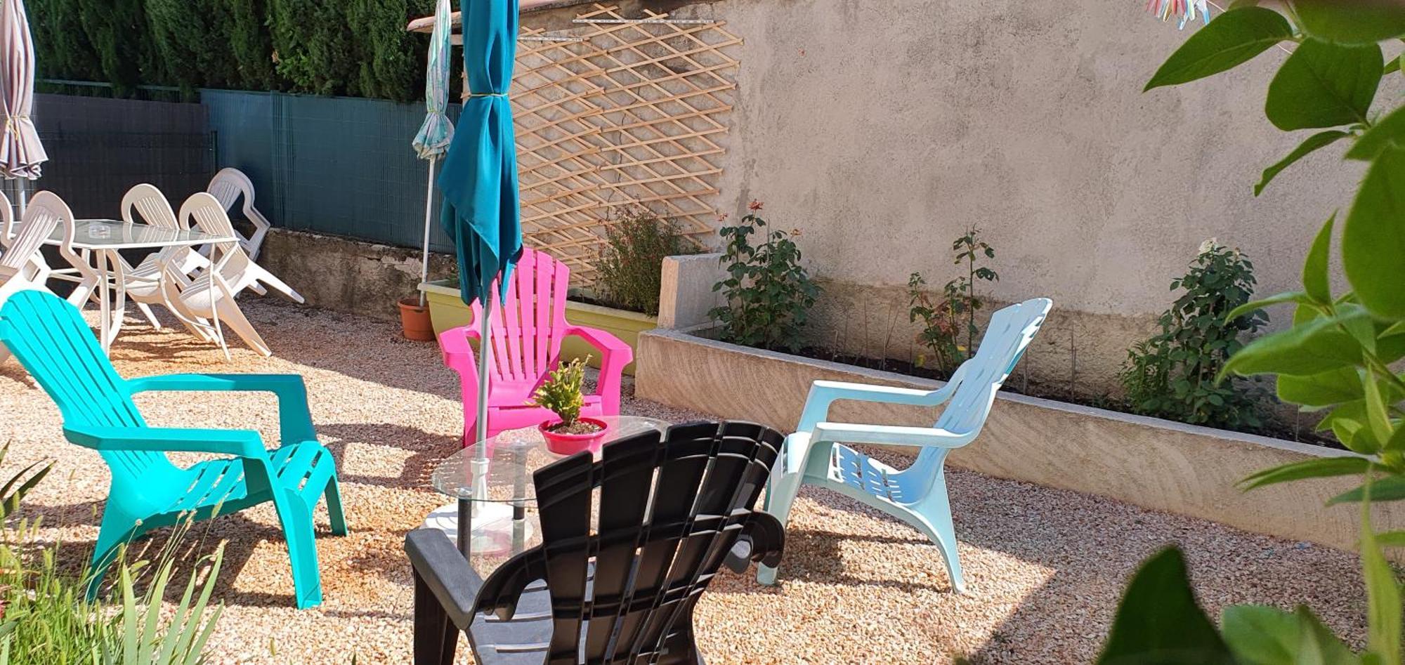 Bien Equipe 2 Lit 2 Place, Canape Lit, 5 Personnes, Terrasse Bien Equipe, Planchas, Parking Gratuit Sur Place, A Proximite De Commerce Et De Cure Thermal, Cadarache ,forcalquier, Gorge Du Verdon , Moustier, Montagne De